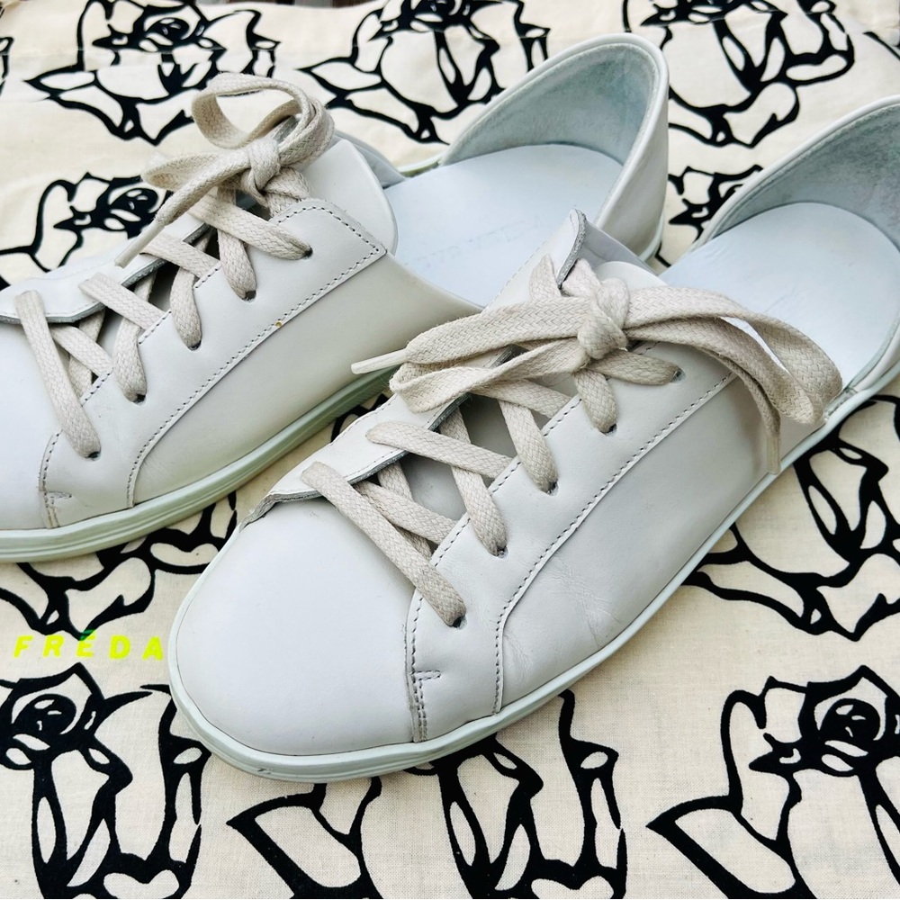 Freda Salvador Eda Sneakers Sz 6.5 (fits Sz 7) like new
